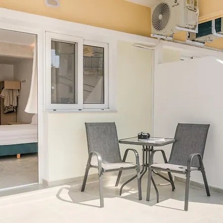 Ξενοδοχείο με διαμερίσματα Sarikas 3*